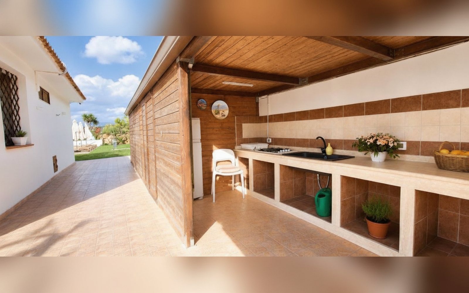 Cucina esterna in muratura con piano di lavoro e zona barbecue