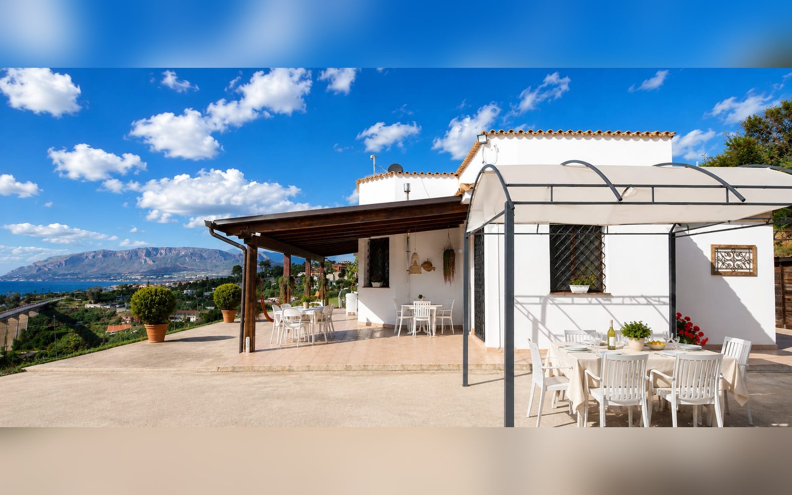 La villa bianca con il pergolato e il terrazzo affacciato sul mare