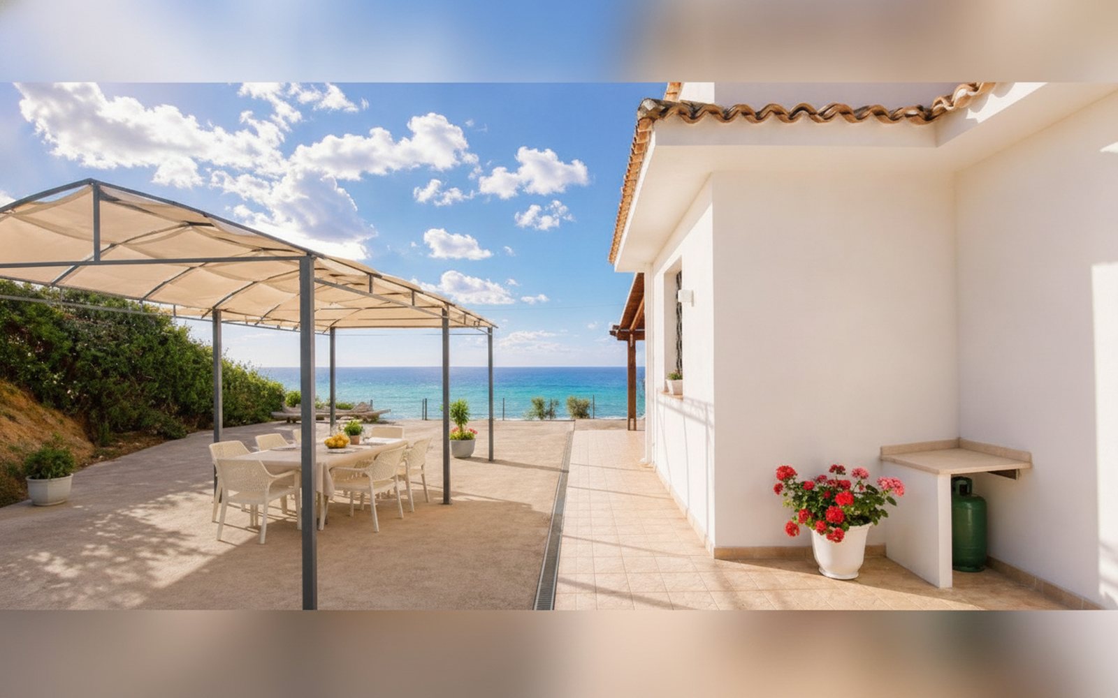 Terrazza esterna con tavoli e sedie, affacciata sul Golfo di Castellammare