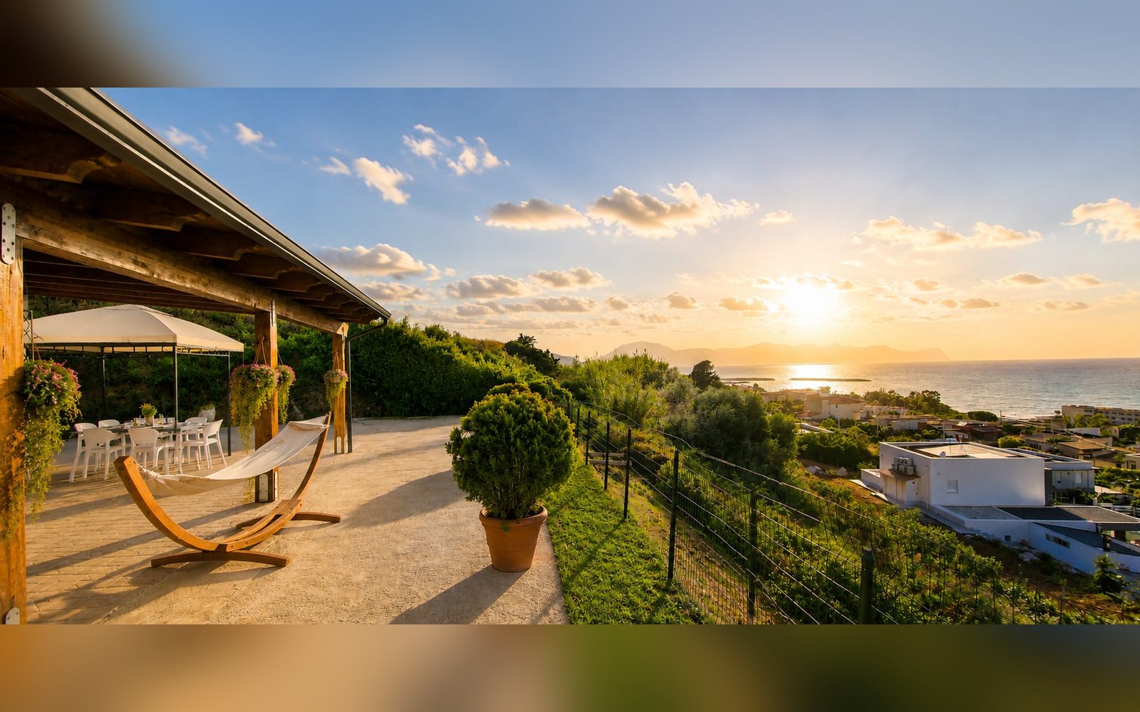 Amaca sotto la veranda, con il sole che cala sul mare
