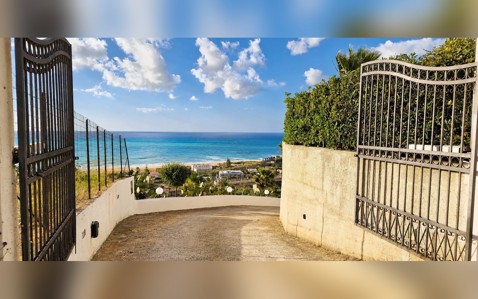 Il cancello di ingresso della proprieta, con il mare sullo sfondo