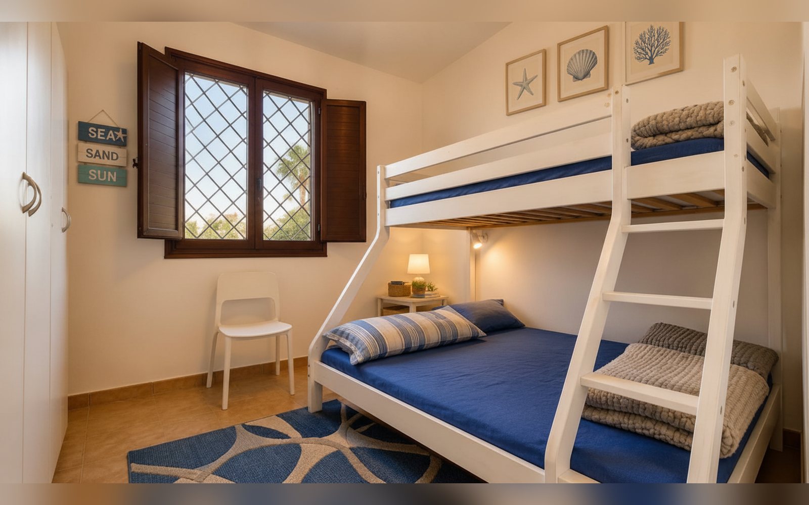 Seconda camera con letto a castello su due livelli e finestra sul giardino