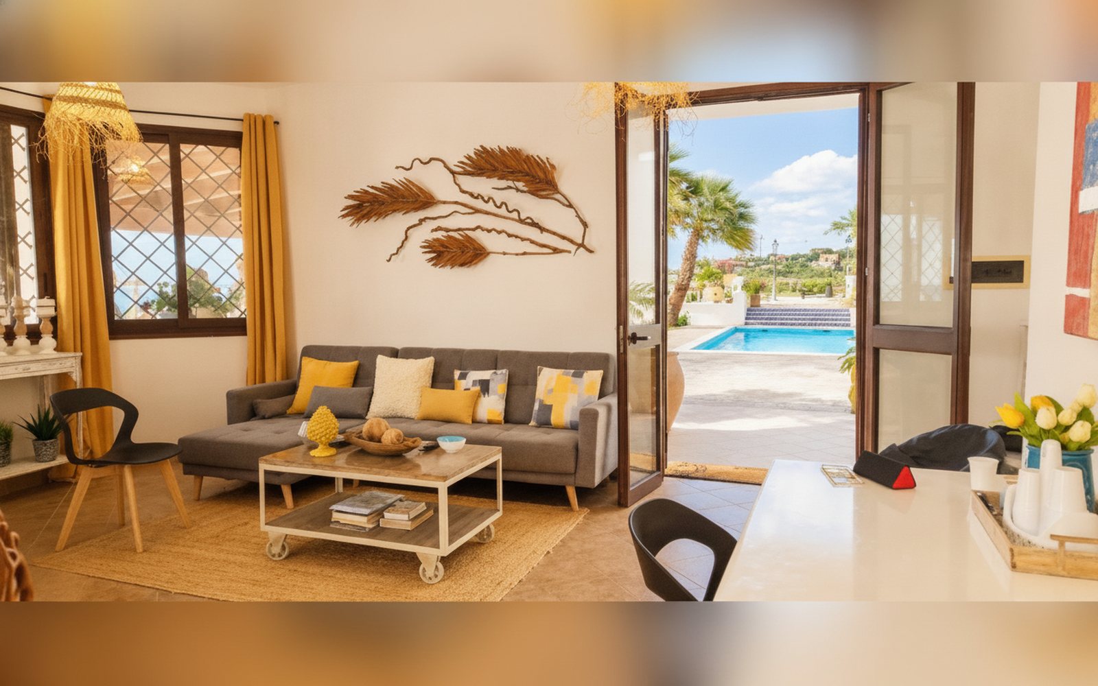 Tavolo da pranzo interno affacciato sulla piscina