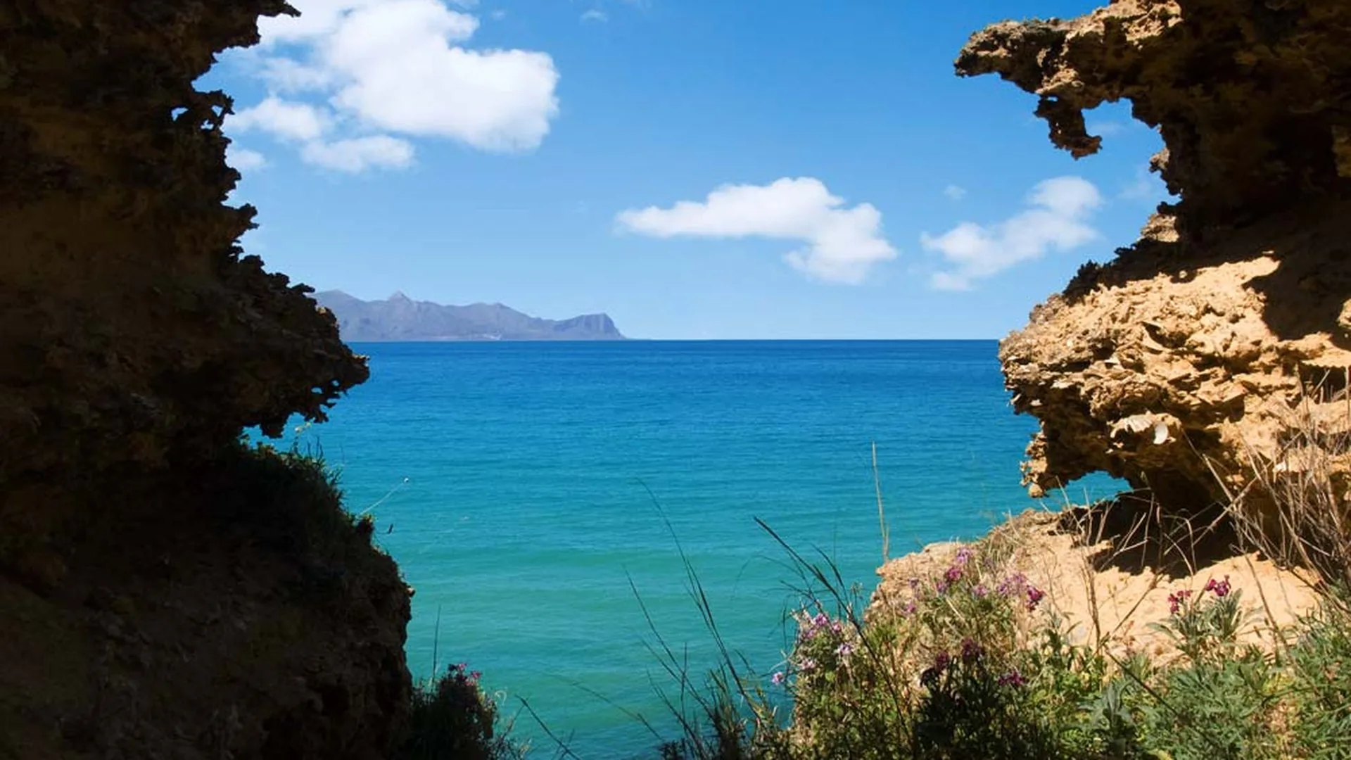Il mare del golfo visto fra le rocce della costa