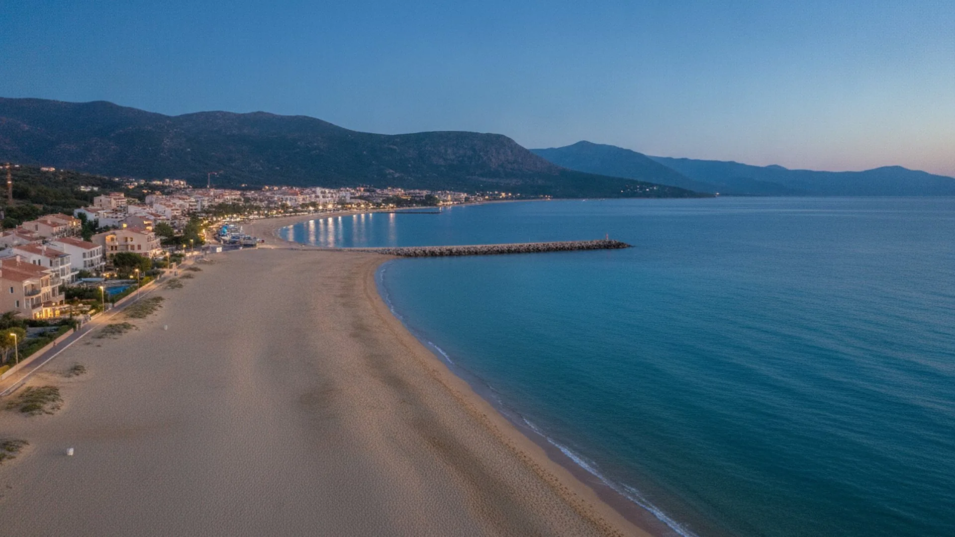 La spiaggia di sabbia dorata del Golfo di Castellammare in una giornata estiva