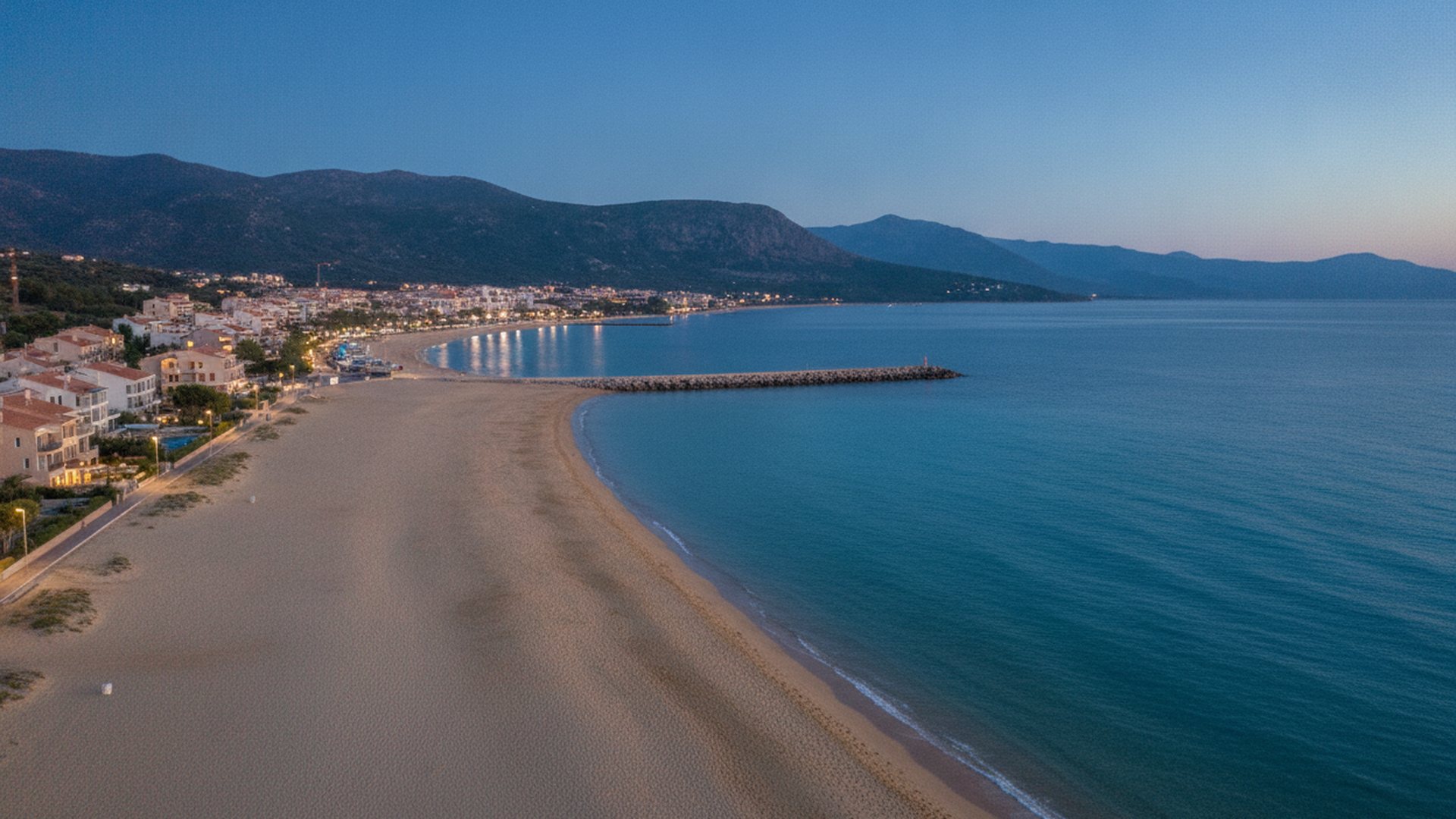 La spiaggia di sabbia dorata del Golfo di Castellammare in una giornata estiva