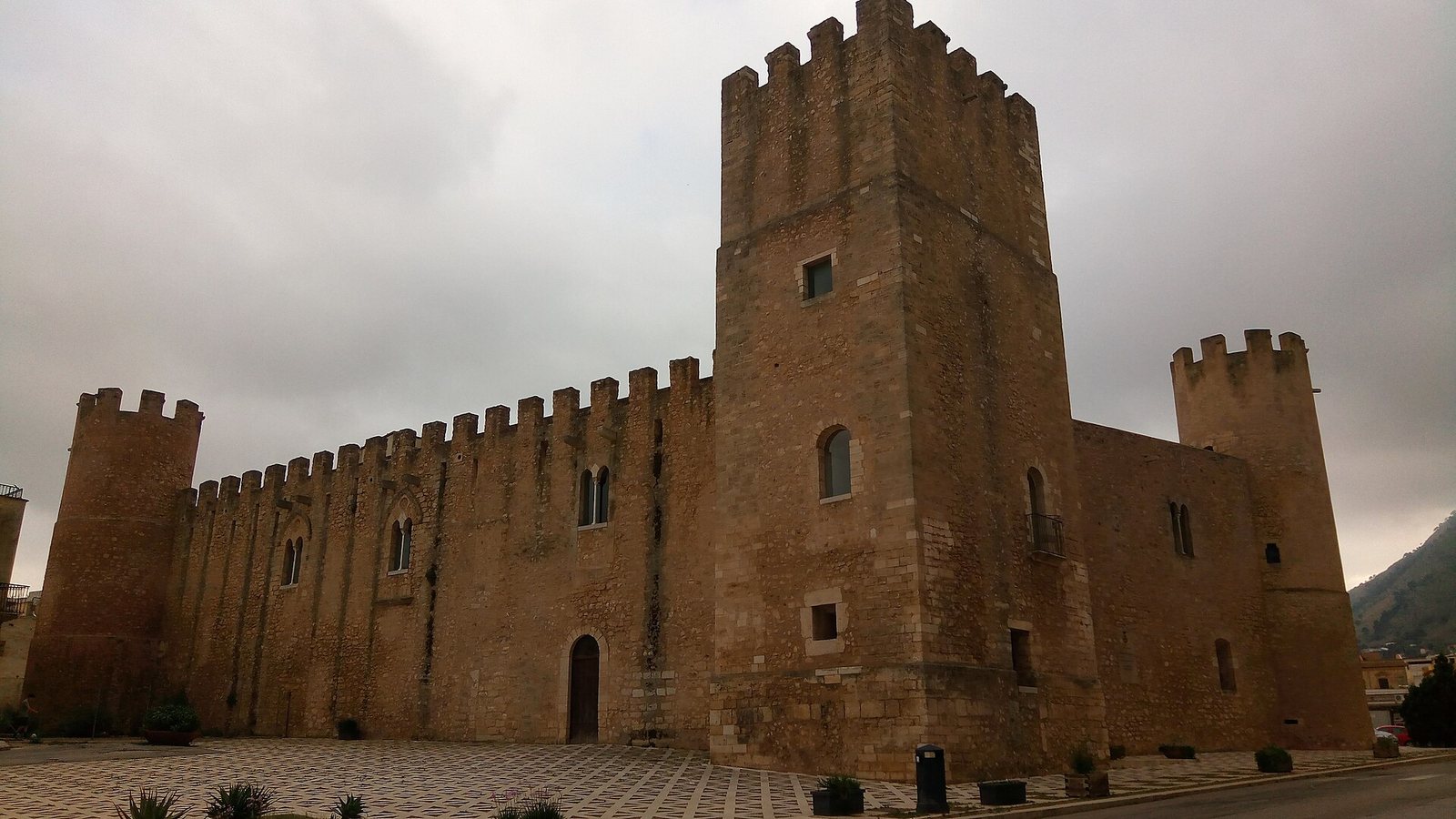 Il castello dei Conti di Modica ad Alcamo, con le sue torri squadrate