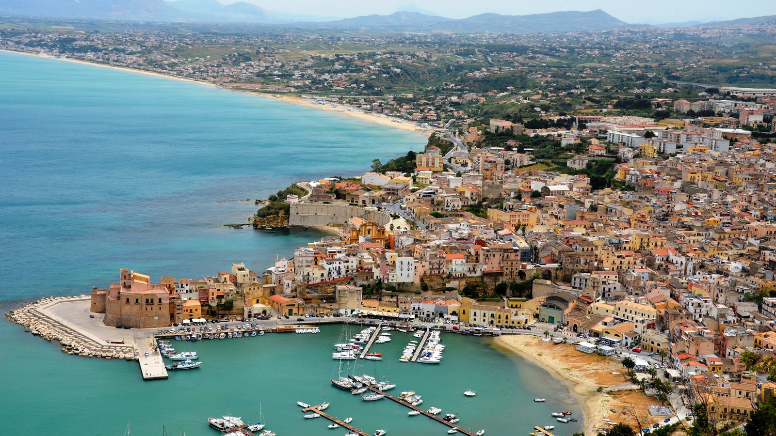 Veduta dall alto di Castellammare del Golfo, con il porto antico e le case affacciate sul mare