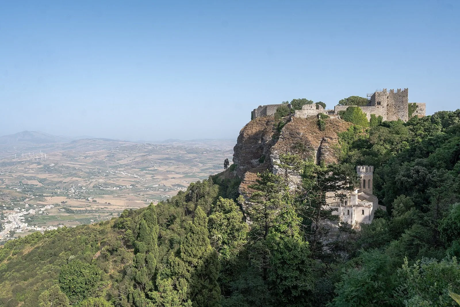 Il castello di Erice arroccato sulla rupe, con la campagna trapanese sullo sfondo