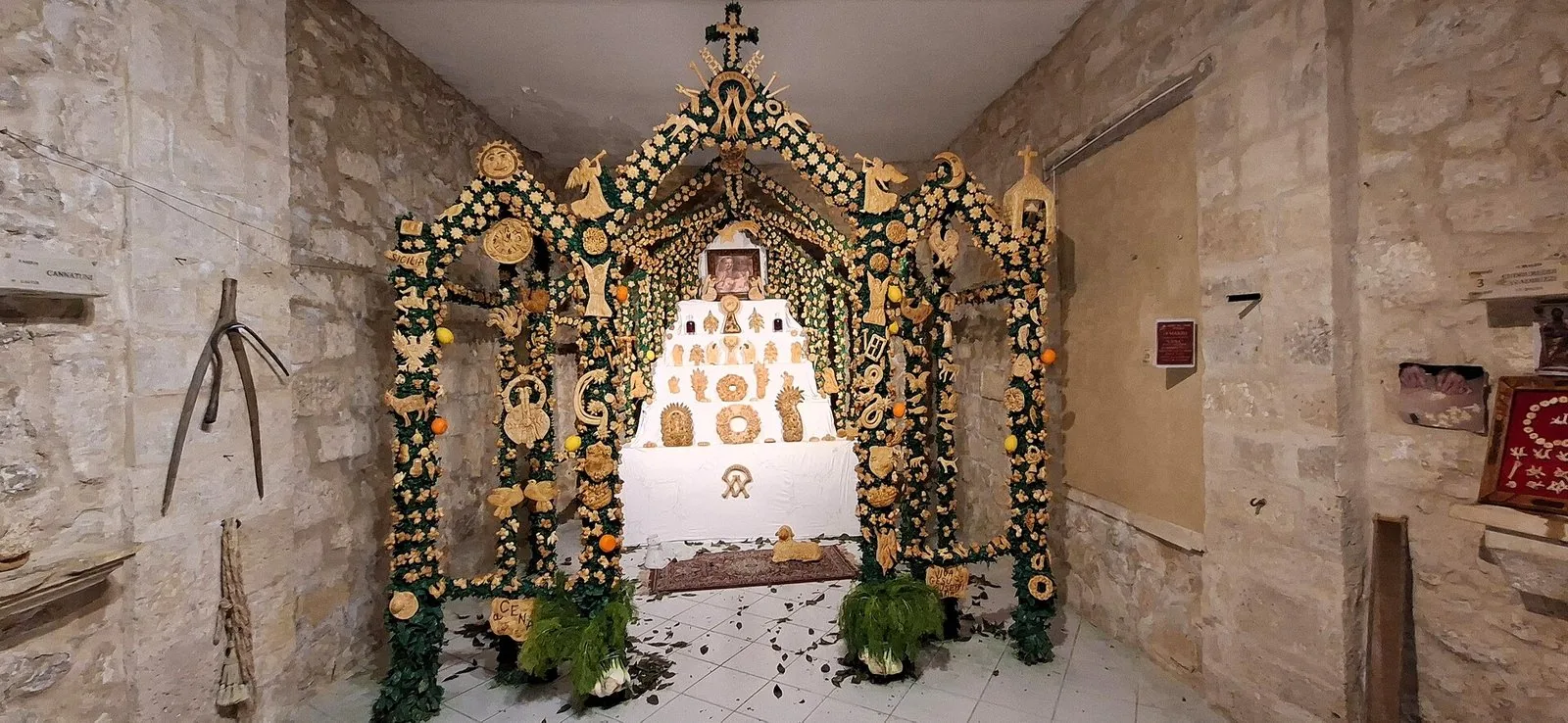 Un altare votivo interamente decorato con pani rituali lavorati a mano