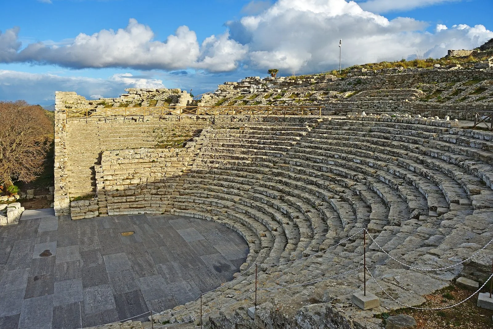 La cavea del teatro antico di Segesta scavata nel pendio del monte Barbaro