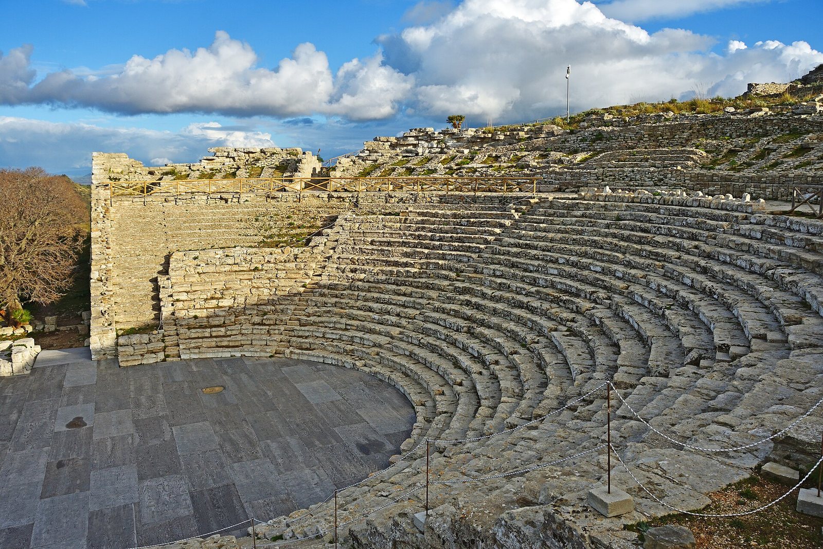 La cavea del teatro antico di Segesta scavata nel pendio del monte Barbaro